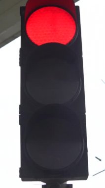 Yoldaki bir trafik ışığının dikey videosu