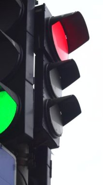 Yoldaki bir trafik ışığının dikey videosu