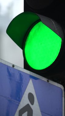Yoldaki bir trafik ışığının dikey videosu