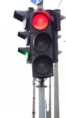 Yoldaki bir trafik ışığının dikey videosu