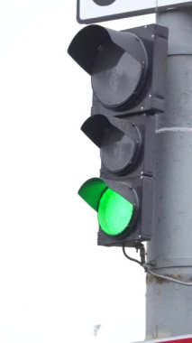 Yoldaki bir trafik ışığının dikey videosu