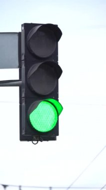 Yoldaki bir trafik ışığının dikey videosu