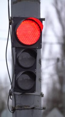 Yoldaki bir trafik ışığının dikey videosu