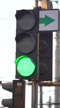 Yoldaki bir trafik ışığının dikey videosu