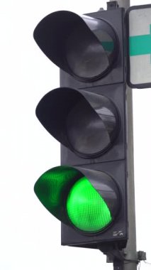Yoldaki bir trafik ışığının dikey videosu