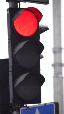 Yoldaki bir trafik ışığının dikey videosu