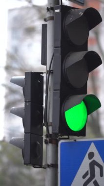 Yoldaki bir trafik ışığının dikey videosu