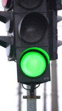 Yoldaki bir trafik ışığının dikey videosu