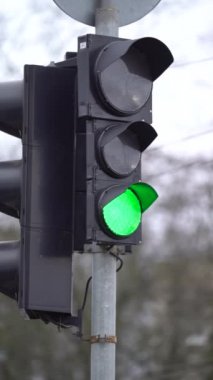 Yoldaki bir trafik ışığının dikey videosu