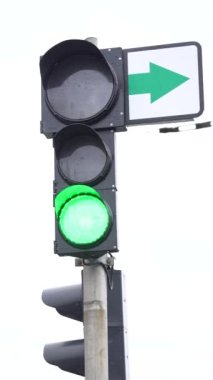 Yoldaki bir trafik ışığının dikey videosu