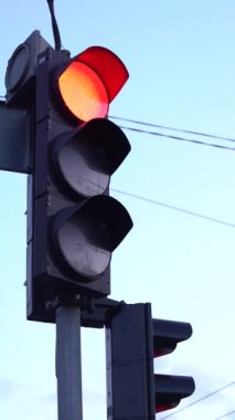 Yoldaki bir trafik ışığının dikey videosu