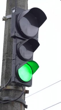 Yoldaki bir trafik ışığının dikey videosu