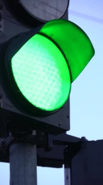 Yoldaki bir trafik ışığının dikey videosu