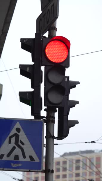 Vídeo vertical de um semáforo na estrada — Vídeo de Stock