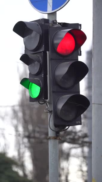 Vídeo vertical de um semáforo na estrada — Vídeo de Stock
