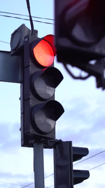 Vídeo vertical de un semáforo en la carretera — Vídeos de Stock