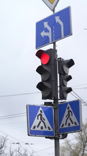 Vidéo verticale d'un feu sur la route — Video