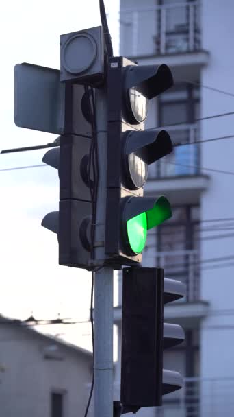 Vídeo vertical de um semáforo na estrada — Vídeo de Stock