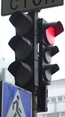 Yoldaki bir trafik ışığının dikey videosu