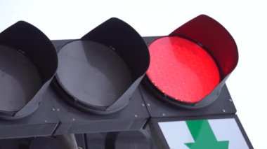 Yoldaki bir trafik ışığının dikey videosu