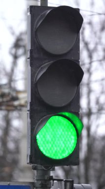 Yoldaki bir trafik ışığının dikey videosu