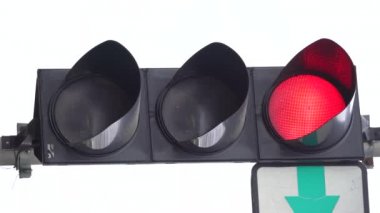Yoldaki bir trafik ışığının dikey videosu