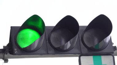 Yoldaki bir trafik ışığının dikey videosu