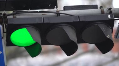Yoldaki bir trafik ışığının dikey videosu
