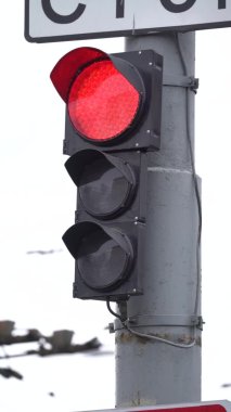 Yoldaki bir trafik ışığının dikey videosu