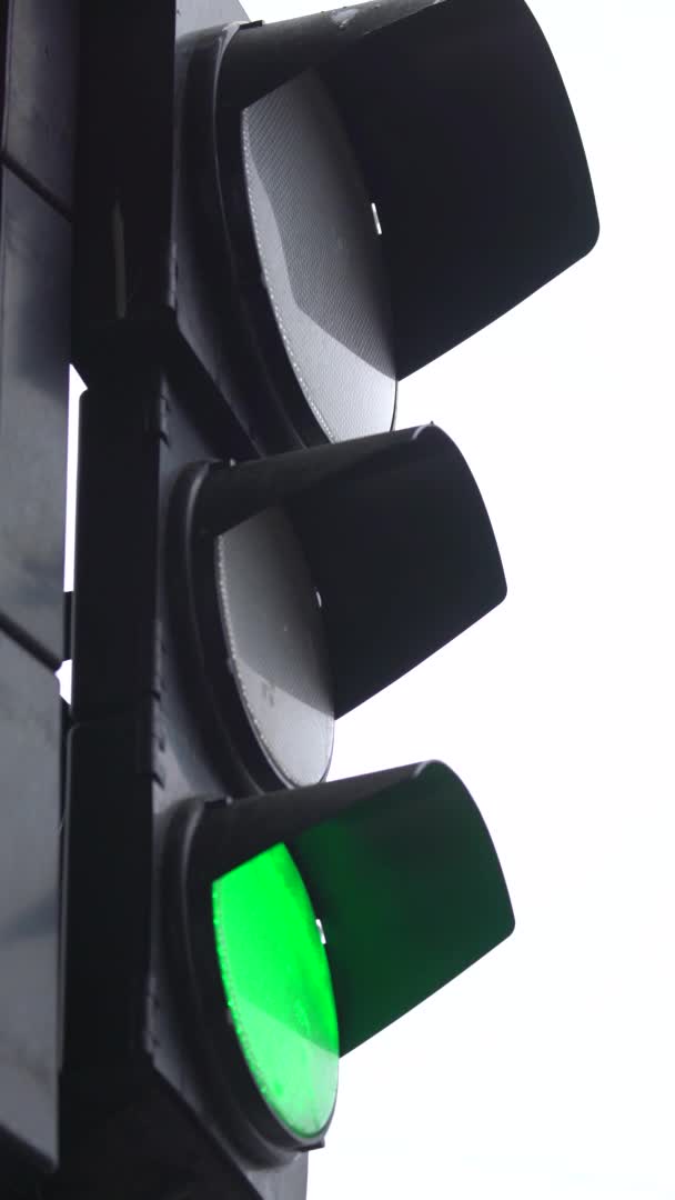 도로 위의 교통 신호등에 대한 수직 영상 — 비디오