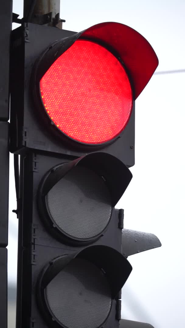 Vídeo vertical de un semáforo en la carretera — Vídeos de Stock