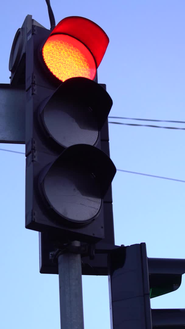 Vídeo vertical de um semáforo na estrada — Vídeo de Stock