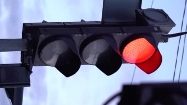 Yoldaki bir trafik ışığının dikey videosu