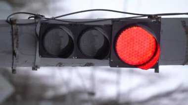 Yoldaki bir trafik ışığının dikey videosu