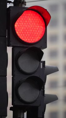Yoldaki bir trafik ışığının dikey videosu