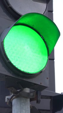 Yoldaki bir trafik ışığının dikey videosu