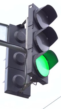 Yoldaki bir trafik ışığının dikey videosu