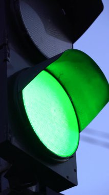 Yoldaki bir trafik ışığının dikey videosu