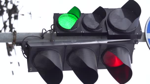 Vídeo vertical de un semáforo en la carretera — Vídeo de stock