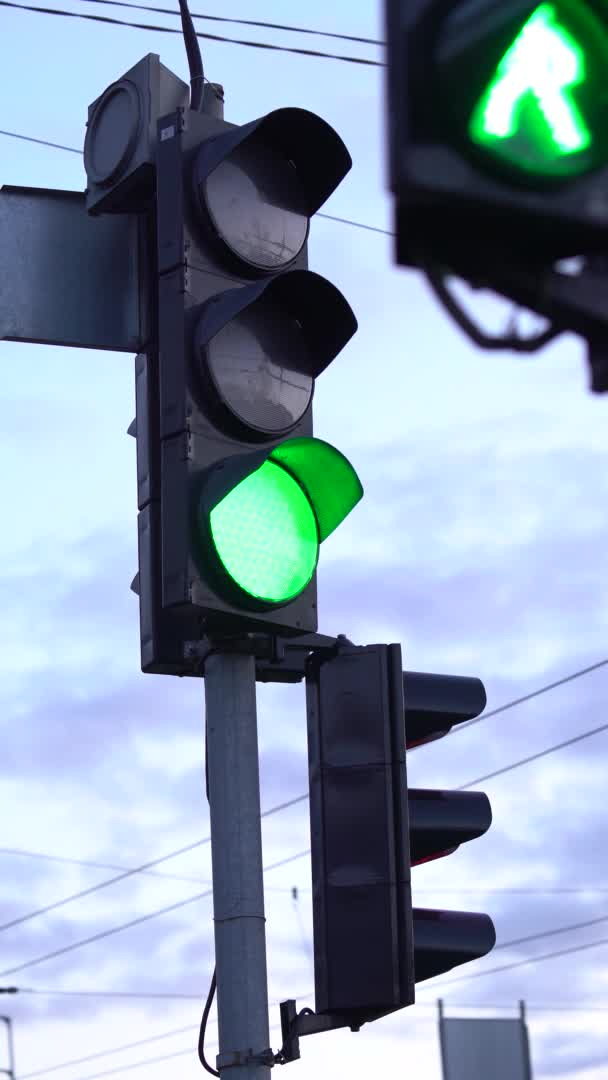 Vídeo vertical de um semáforo na estrada — Vídeo de Stock