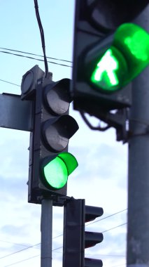 Yoldaki bir trafik ışığının dikey videosu