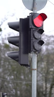 Yoldaki bir trafik ışığının dikey videosu