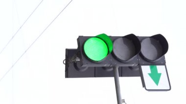 Yoldaki bir trafik ışığının dikey videosu