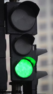Yoldaki bir trafik ışığının dikey videosu