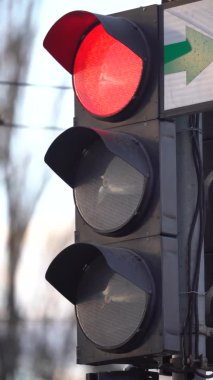 Yoldaki bir trafik ışığının dikey videosu