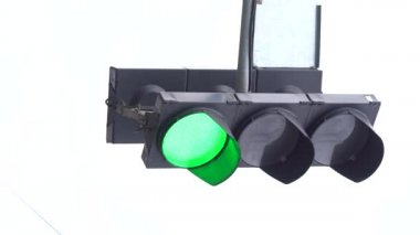 Yoldaki bir trafik ışığının dikey videosu