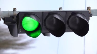 Yoldaki bir trafik ışığının dikey videosu