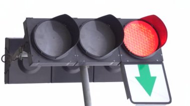 Yoldaki bir trafik ışığının dikey videosu