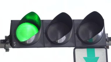 Yoldaki bir trafik ışığının dikey videosu