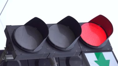 Yoldaki bir trafik ışığının dikey videosu